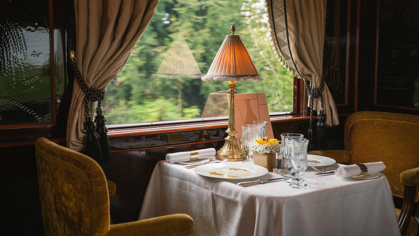 https://asset.chase.com/content/dam/unified-assets/photography/articles/travel/trips/venice-to-paris-train-trip-itinerary/belmond_simplon_orient_express_dining_car_jpmc_clemence_poles_2511_16x9_web.jpg